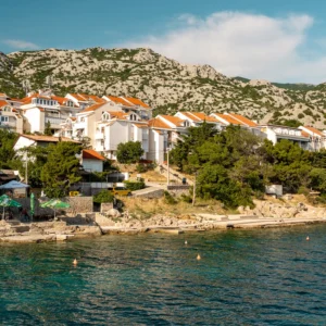 Chorvatsko: oblíbený hotel u pláže, bazén, až 2 děti zdarma