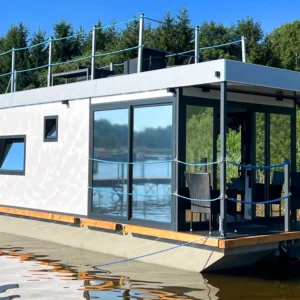 Netradiční pobyt v moderním hausbótu na Lipně