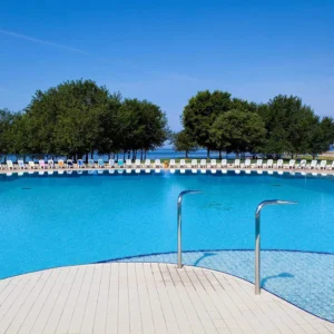 Istrie: 4* apartmány u pláže, bazén a tenisové kurty