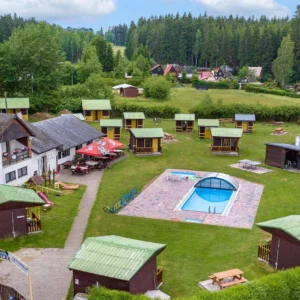 Chatka v kempu u Mariánek se snídaněmi a bazénem