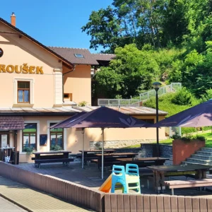 Hotel v Moravském krasu s jídlem a lahví vína