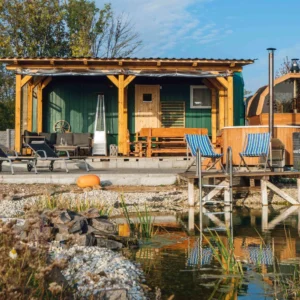 Maringotka s vířivkou, saunou a koupacím jezírkem