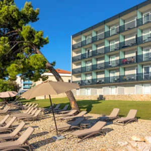 Hotel na pobřeží Jadranu: bazén, jídlo i 2 děti zdarma