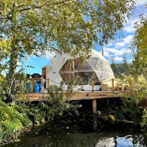 Glamping na severu Čech s rybníkem a horkou lázní