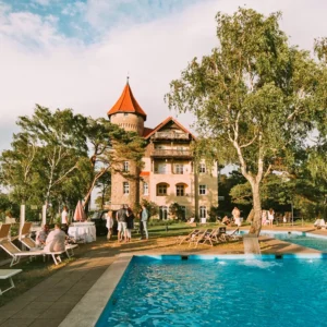 Zámecký pobyt u Baltu: snídaně, bazén, písečná pláž