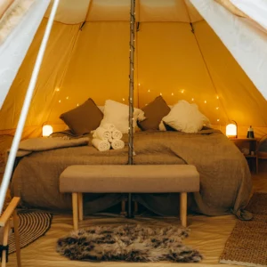 Glampové stany u lesa: prosecco, snídaně i grilování