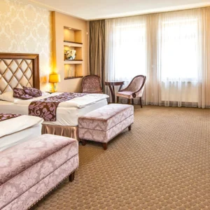 Luxusní pobyt ve Varech: jídlo, sauna, masáž i kino