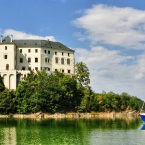 Pronájem jachty na Orlíku: 1-2 noci na vodě