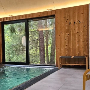 Hotel uprostřed lesů v Posázaví: snídaně i wellnes