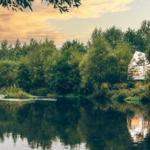Romantika jako trám: útulna se saunou na břehu Jizery