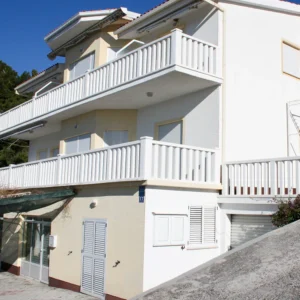 Apartmány u Omiše, se zahradou a 400 m od pláže