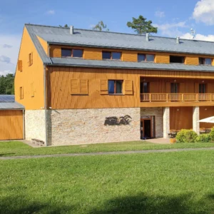 Pobyt u Bezdězu: polopenze i vstup do bazénu a kina