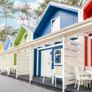 S dětmi na Balt: barevné domky u pláže a hřiště