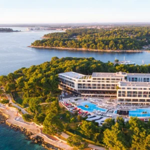 Moderní hotel v Poreči: u pláže, s polopenzí a wellness