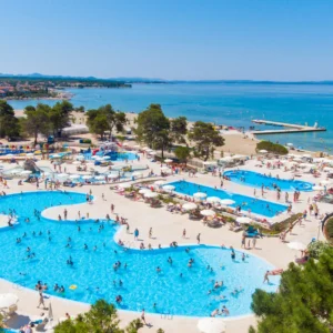 Apartmány v chorvatském Zatonu: pláž a bazénový komplex