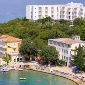 Dovolená na Krku: polopenze, hotel 50 m od moře