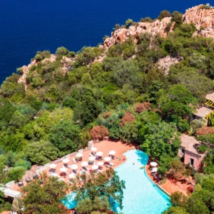 Sardinie: hotel u pláže s bazény, stravou a vínem