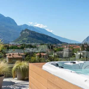 Pobyt kousek od Lago di Garda: střešní wellness i snídaně