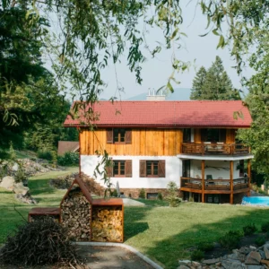 Roubenka na stráni s výhledem na Lysou horu