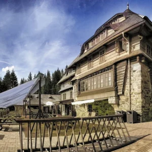 Historická chata na Modravě se snídaní i saunou