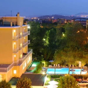 Rimini: hotel u pláže, bazén, snídaně i 1 noc zdarma