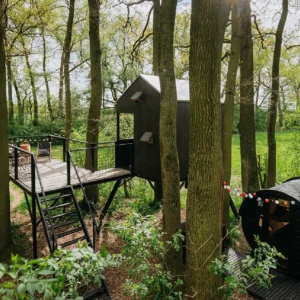 Kouzelný treehouse i sudová sauna až pro 4 osoby