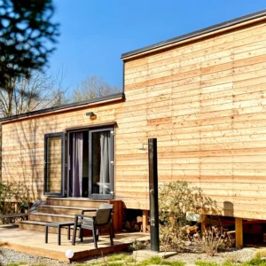 Glamping u Vltavy: domeček se saunou a terasou