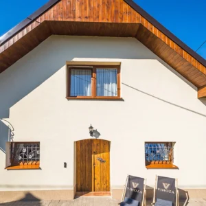 Jižní Morava: chalupa s vinným sklepem a občerstvením