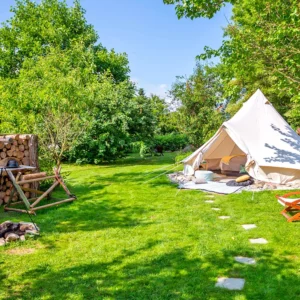 Glampingový stan v zahradě v západních Čechách