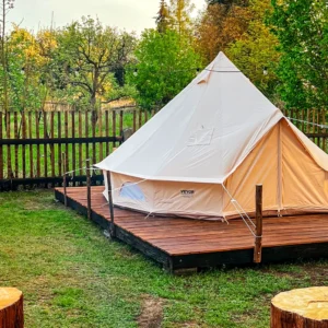 Glamping u CHKO Brdy: stan s venkovní koupelnou u rybníka