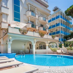 Rimini: 4* hotel se snídaní a bazénem, přímo u pláže