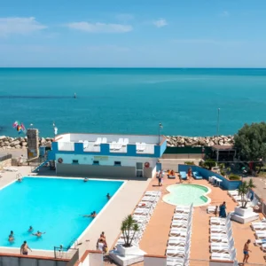 Plážový resort u Pescary: bazén, animace i skvělé jídlo