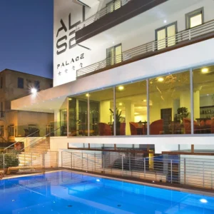 Relax v Rimini: 4* moderní hotel u pláže, strava, bazény