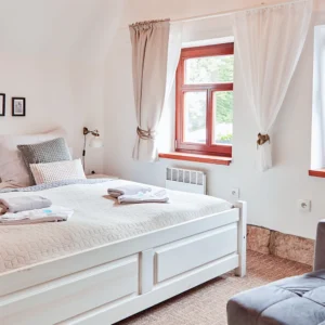 Vila se snídaní u přehrady Les Království a Dvora Králové