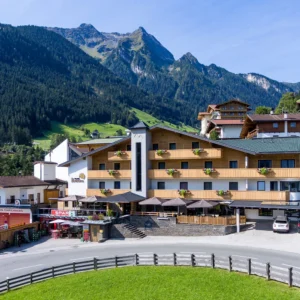 Letní Zillertal: horský hotel s polopenzí a saunami