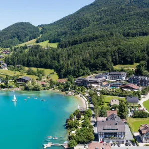 Hotel u jezera v rakouských Alpách: polopenze i lázně