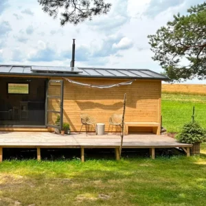 Moderní tiny house na Křivoklátsku s krbem a terasou