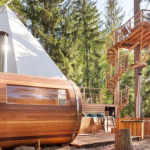 Luxusní teepee se saunou, koupacím sudem i možností snídaně