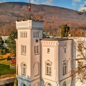 Zrekonstruovaný zámeček nedaleko Litvínova se snídaní