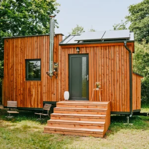 Vybavený tiny house uprostřed přírody pro dvě osoby