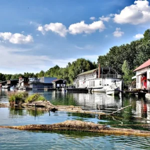 Zážitkový pobyt v hausbótu 8 km od centra Bratislavy