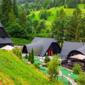 Pobyt v dřevěnicích v Malé Fatře: wellness, strava i golf