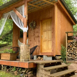 Pobyt v tiny house v Podkrkonoší i soukromá sauna