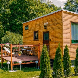 Vybavený tiny house: terasa, ohniště i snídaně v piknikovém koši