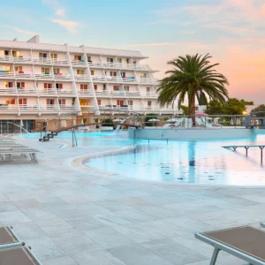 Vodice: 4* hotel se snídaní či polopenzí