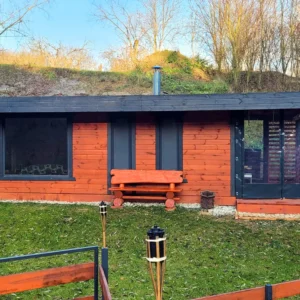 Glampingová chatka u rybníku na Prostějovsku