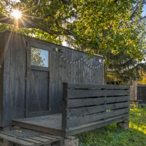 Útulná maringotka u vinohradu na jižní Moravě