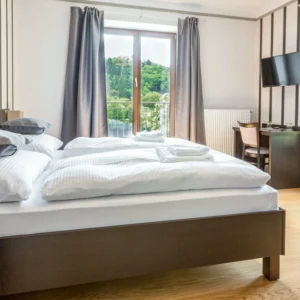 Pobyt na břehu Vltavy: pokoje či hausbót, možnost stravy