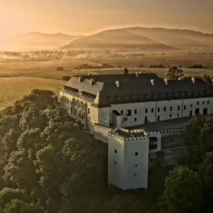 Královský pobyt na zámku s prohlídkou: jedinečný wellness i polopenze…