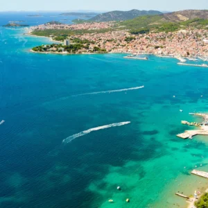 Vodice: 4* hotel u pláže se stravou a bazénem